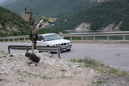 Скулптура посветена на уништените автомобили на македонските патишта